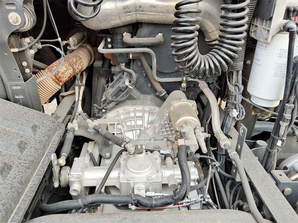 Hpngyan Jieshi C500 Tractor Truck (3) Camion tracteur Hpngyan Jieshi C500 (3)